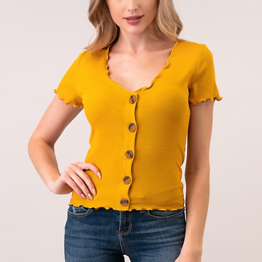 🚨2/$10 Button Detail Top (in mustard yellow)🚨